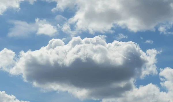 Mooie Grote Pluizige Wolk Blauwe Lucht — Stockfoto