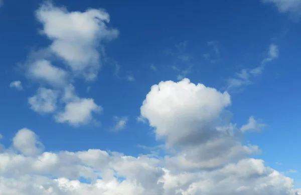美丽的蓝天和蓬松的云彩 天然的背景 — 图库照片