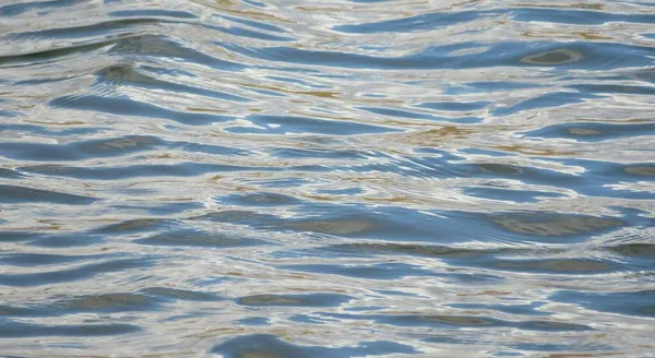 光青い水の背景と輝き 波と波紋 — ストック写真