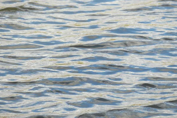 光青い水の背景と輝き 波と波紋 — ストック写真