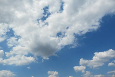 Mavi arkaplanda güzel kabarık bulutlar