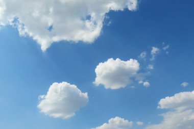 Mavi arkaplanda güzel kabarık bulutlar