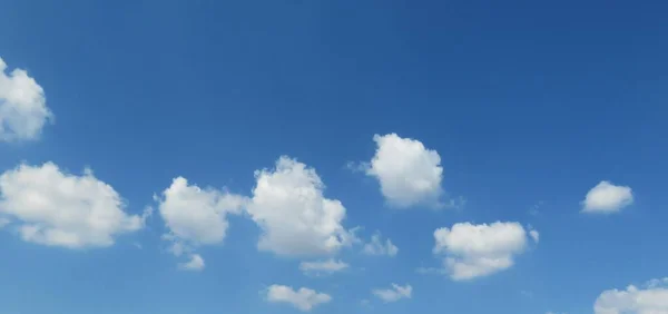 Blick Auf Blauen Himmel Und Flauschige Wolken — Stockfoto