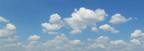 Vista Panorâmica Céu Azul Nuvens Fofas — Fotografia de Stock
