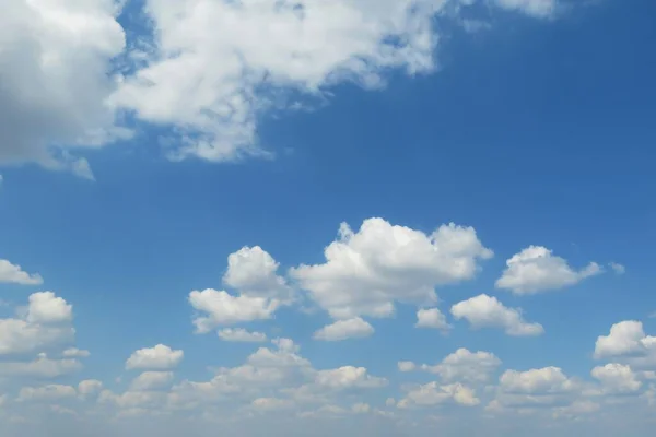 Hermosas Nubes Esponjosas Fondo Del Cielo Azul — Foto de Stock