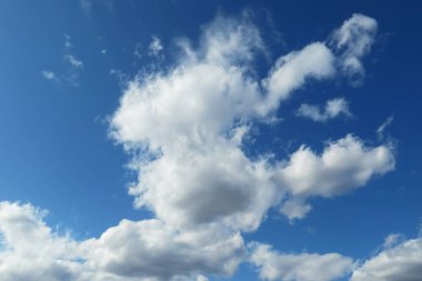 Mavi gökyüzünde güzel kabarık bulutlar