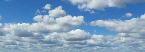 Panoramablick Auf Schöne Weiße Flauschige Wolken Blauen Himmel — Stockfoto