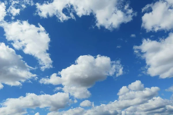 Schöne Flauschige Wolken Hintergrund Blauem Himmel — Stockfoto