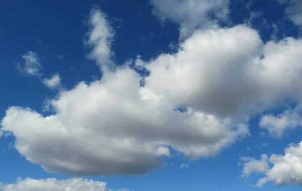 Schöne Kumulus Flauschige Wolken Blauem Himmel Hintergrund — Stockfoto