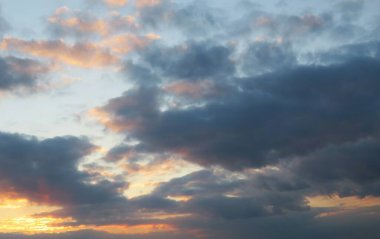 Renkli gün batımı manzarası Güzel dramatik kara bulutlar