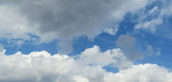 Panoramablick Auf Schöne Flauschige Wolken Auf Blauem Himmel Hintergrund — Stockfoto