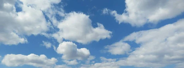 Panoramatický Pohled Krásné Nadýchané Mraky Modré Obloze Pozadí — Stock fotografie