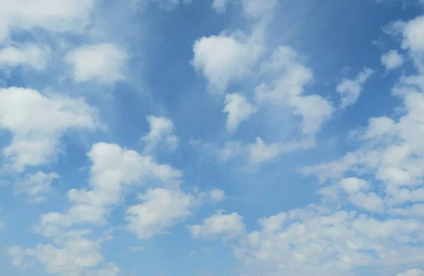 Céu Azul Bonito Com Nuvens Brancas Cirrus — Fotografia de Stock