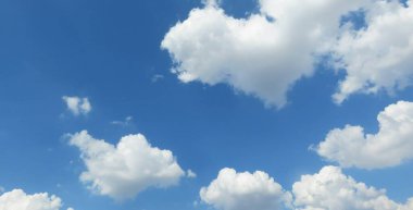 Mavi gökyüzünde beyaz kalp şekilli bulut, güzel panoramik manzara