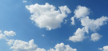 Güzel panoramik mavi gökyüzü kabarık bulutlarla