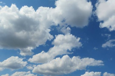 Mavi arka planda güzel beyaz kıvırcık ve kabarık bulutlar