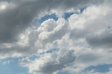 Mavi gökyüzünde güzel, tüylü bulutlar, doğal arka plan.