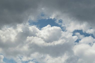 Mavi gökyüzünde güzel, tüylü bulutlar, doğal arka plan.