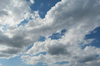 Mavi gökyüzünde güzel, tüylü bulutlar, doğal arka plan.