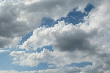 Mavi gökyüzünde güzel, tüylü bulutlar, doğal arka plan.