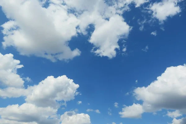 Weiße Flauschige Wolken Vor Blauem Himmel — Stockfoto