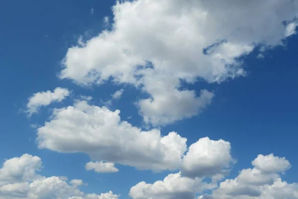 蓝天背景下美丽的白卷蓬松的云彩 — 图库照片