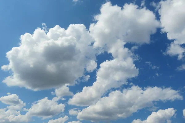 Όμορφη Λευκό Σγουρά Και Χνουδωτά Σύννεφα Στο Μπλε Φόντο Του — Φωτογραφία Αρχείου