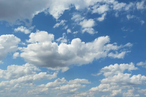 Schöne Weiße Lockige Und Flauschige Wolken Vor Blauem Himmel Hintergrund — Stockfoto