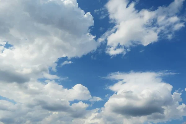 Schöne Weiße Flauschige Wolken Blauen Himmel Natürlicher Hintergrund — Stockfoto