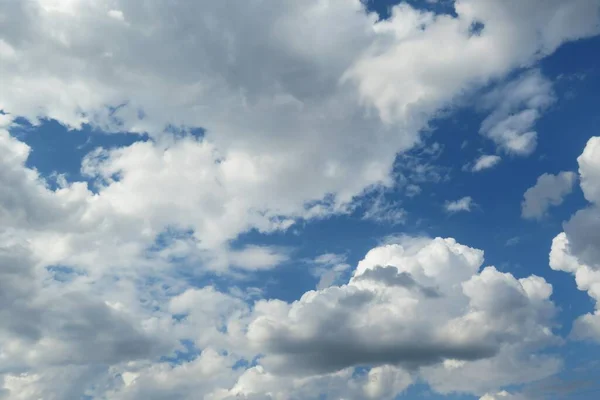 Schöne Weiße Lockige Und Flauschige Wolken Vor Blauem Himmel Hintergrund — Stockfoto