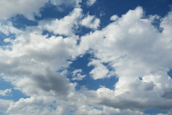 Schöne Weiße Flauschige Wolken Blauen Himmel Natürlicher Hintergrund — Stockfoto