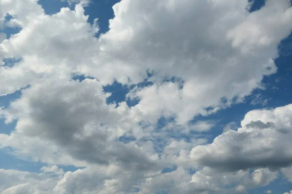 Όμορφα Άσπρα Χνουδωτά Σύννεφα Μπλε Ουρανό Φυσικό Υπόβαθρο — Φωτογραφία Αρχείου