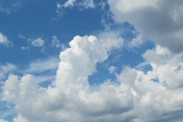 Όμορφα Χνουδωτά Σύννεφα Μπλε Ουρανό Φυσικό Υπόβαθρο — Φωτογραφία Αρχείου