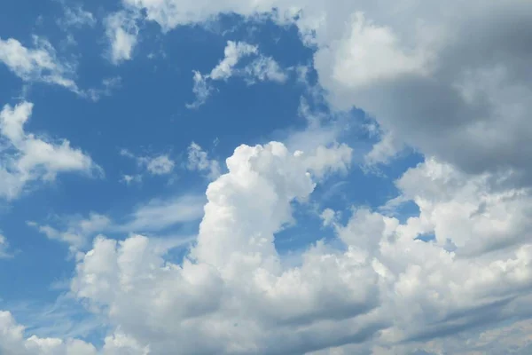 Красивые Пушистые Облака Голубом Небе Естественный Фон — стоковое фото