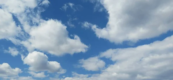 Vista Panorâmica Belas Nuvens Fofas Fundo Céu Azul — Fotografia de Stock