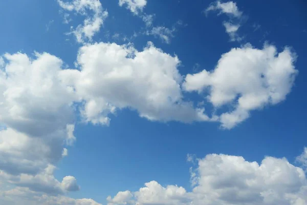 Schöne Weiße Flauschige Wolken Blauen Himmel — Stockfoto