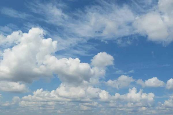 Nuvens Fofas Brancas Bonitas Fundo Azul Céu Vista Natural — Fotografia de Stock