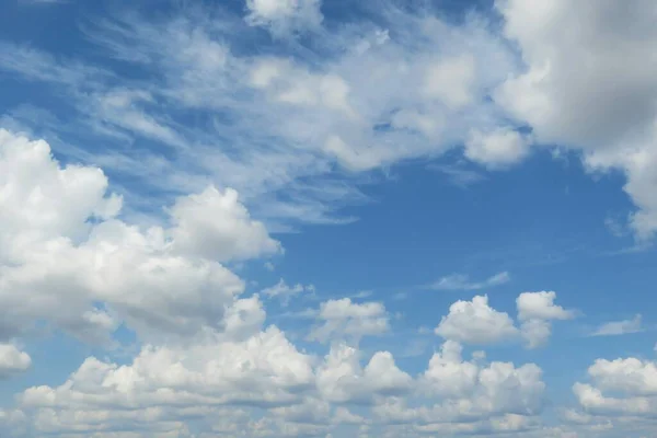 Όμορφα Άσπρα Χνουδωτά Σύννεφα Μπλε Φόντο Του Ουρανού Φυσική Θέα — Φωτογραφία Αρχείου