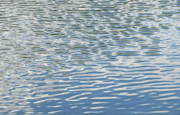 Světle Modrý Říční Vodní Povrch Vlnami Odrazem Oblohy — Stock fotografie