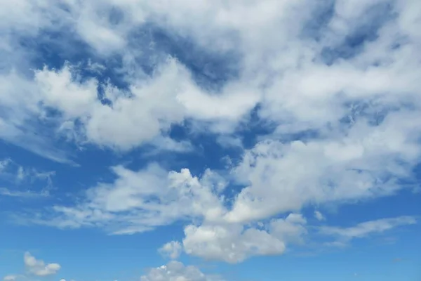 Lindas Nuvens Vista Céu Azul — Fotografia de Stock