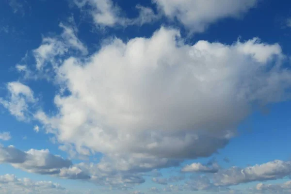 蓝天背景 有美丽的蓬松云彩 — 图库照片