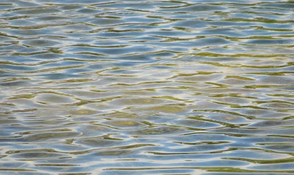 Поверхня Світло Блакитної Води Сонячними Відблисками Бризами — стокове фото