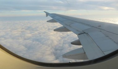 Gökyüzünün güzel manzarası ve uçak penceresinden bulutlar