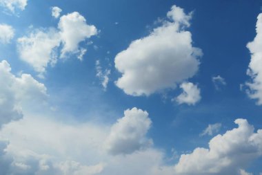 Güzel kabarık bulutlu mavi gökyüzü