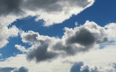 Mavi gökyüzünde güzel kabarık bulutlar, doğal gökyüzü arkaplanı