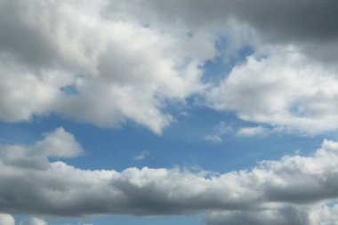 Mavi gökyüzünde güzel kabarık bulutlar, doğal gökyüzü arkaplanı