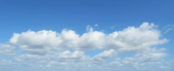 Belle Vue Panoramique Sur Les Nuages Duveteux Dans Ciel Bleu — Photo