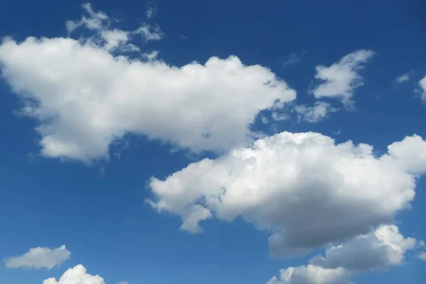 Lindos Grandes Formas Fofas Nuvens Céu Azul — Fotografia de Stock