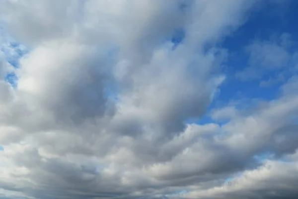 Krásné Nadýchané Mraky Modré Obloze Pozadí — Stock fotografie