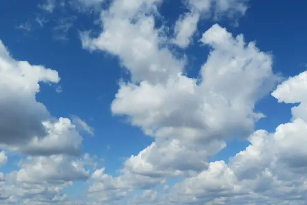 Céu Azul Bonito Com Formas Nuvens Fofas Fundo Céu Natural — Fotografia de Stock